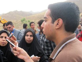خبرنگاران قمی در حال تهیه خبر در روستای کهندان قم، 100 کیلومتری مرکز استان.