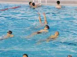 دانش‌آموزان سوم دبستان قمی آموزش شنا می‌بینند