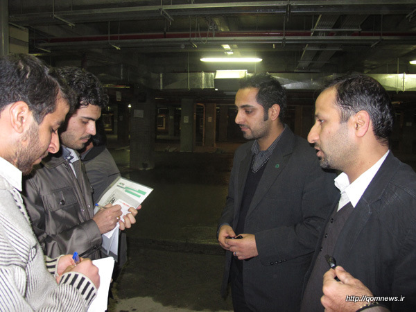 خبرنگاران قم در حال گزارش گرفتن از مسوولین کارگاه میدان بزرگ امام خمینی(ره) قم