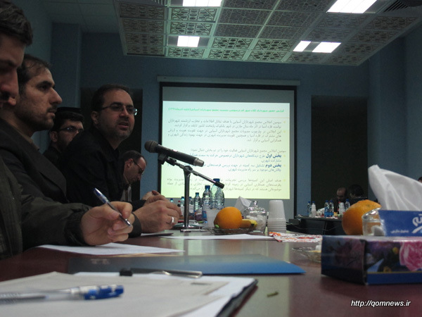 شهردار قم، محمد دلبری، در حال پاسخ گویی به سوالات خبرنگاران پس از بازدید از پروژه‌ها