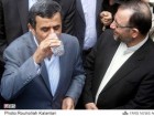 احمدی نژاد در حال نوشیدن یک لیوان آب شیرین قم که از سر شاخه های دز به قم رسیده است.