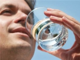 مصرف بیش از حد آب موجب ضعف بینایی و کاهش حافظه می‌شود
