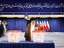 رهبر معظم انقلاب اسلامی در اولین دقایق آغاز رأی گیری: مردم با دقت، ملاحظه و شناخت در انتخابات شرکت کنند