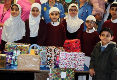 دانش آموزان مسلمان بلک برن، اسباب بازی‌ به کودکان بستری در بیمارستان اهدا کردند