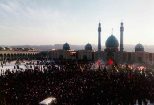 تشییع پیکر شهدای مدافع حرم بر روی دستان عزاداران حسینی در مسجد جمکران