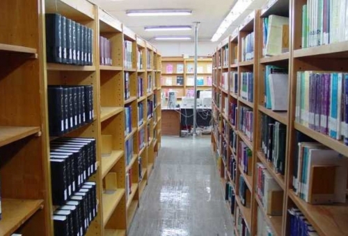 کمبود کتابخانه عمومی در قم/ ترویج کتابخوانی نیازمند سرمایه‌گذاری