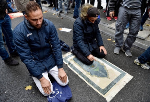فرانسه به زودی جلوی اقامه نماز در خیابان‌ها را خواهد گرفت