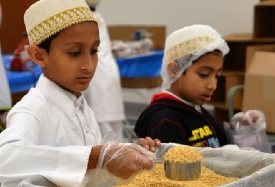 مسلمانان مسجدی در ماساچوست، ۱۵ هزار بسته غذایی برای فقرا تهیه کردند