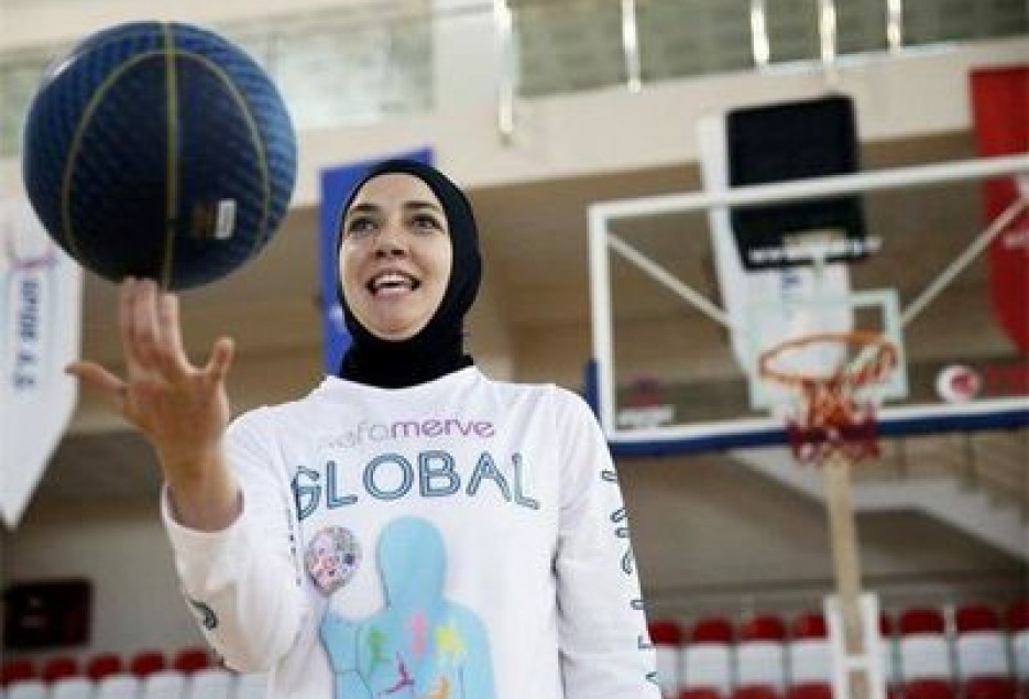 دختر مسلمان در فیلادلفیا به خاطر حجاب از مسابقه بسکتبال اخراج شد