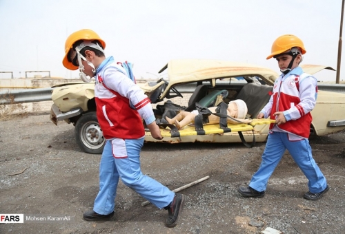 گزارش تصویری: مانور امداد و نجات غنچه های هلال احمر در قم برگزار شد.