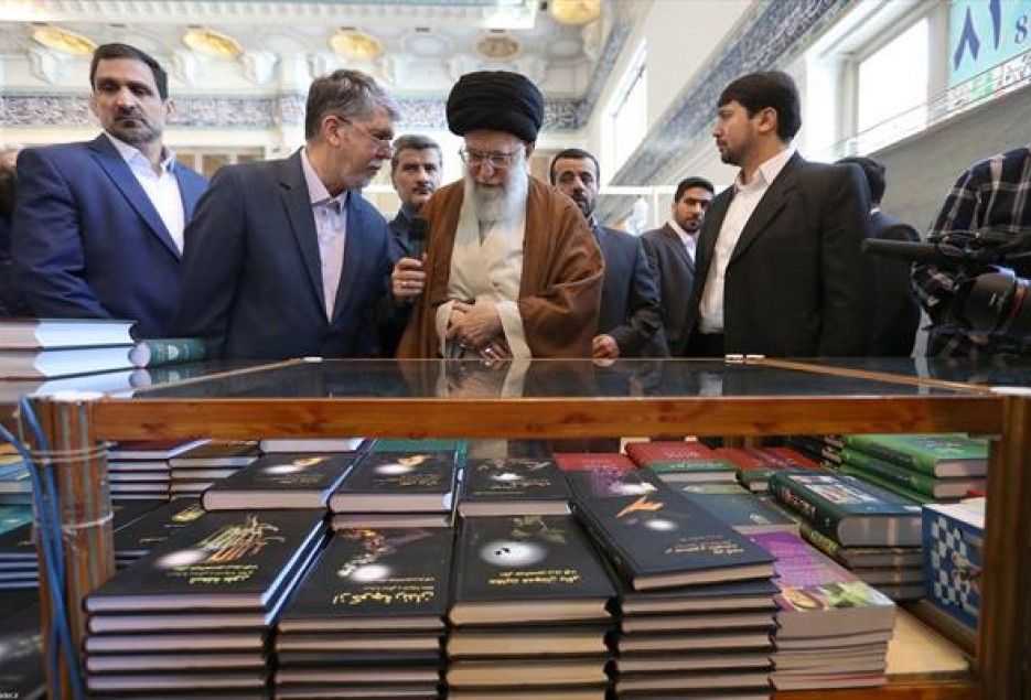 روایت بازدید رهبر انقلاب از نمایشگاه بین‌المللی کتاب تهران