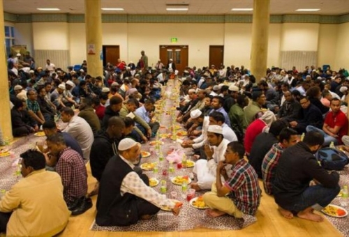 ​صدها مسجد در سرتاسر بریتانیا سفره‌های افطاری میان ادیانی می‌اندازند