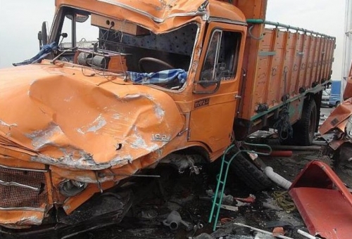 برخورد کامیون‌ها در اتوبان قم - کاشان باعث مرگ ۲ نفر شد