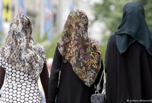زن مسلمان اهل ویرجینیا به خاطر حجاب اسلامی از شغلش اخراج شد