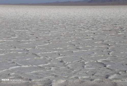 گزارش تصویری : خشک شدن دریاچه نمک حوض سلطان قم