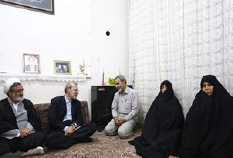 دیدار لاریجانی با دو خانواده شهید در قم