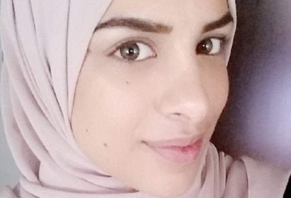زن مسلمان سوئدی که با نامحرم دست نداد، صدها پیام تهدید آمیز دریافت کرد