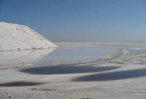 دریاچه نمک کانون گرد و غبار با ذرات نمکی می شود