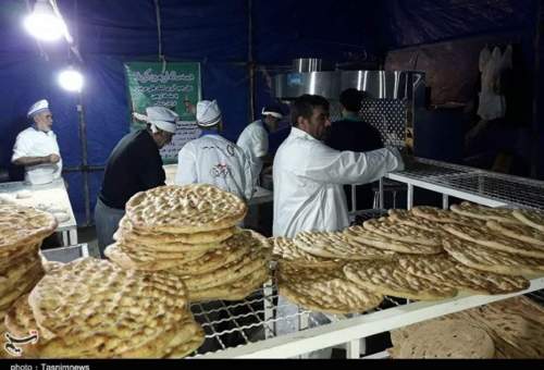 ۴۸ هزار نان تاکنون توسط قرارگاه مردمی اربعین قم برای زائران پخت و توزیع شده است
