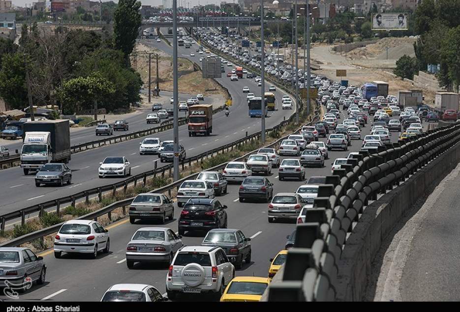 ترافیک نیمه سنگین در محورهای استان قم/ورود ۳۸۵ هزار خودرو به قم