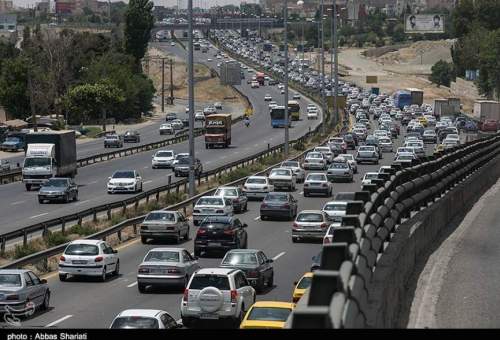 ترافیک نیمه سنگین در محورهای استان قم/ورود ۳۸۵ هزار خودرو به قم
