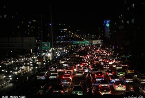 ترافیک در اتوبان تهران_ قم پرحجم است؛ رانندگان فاصله طولی را رعایت کنند