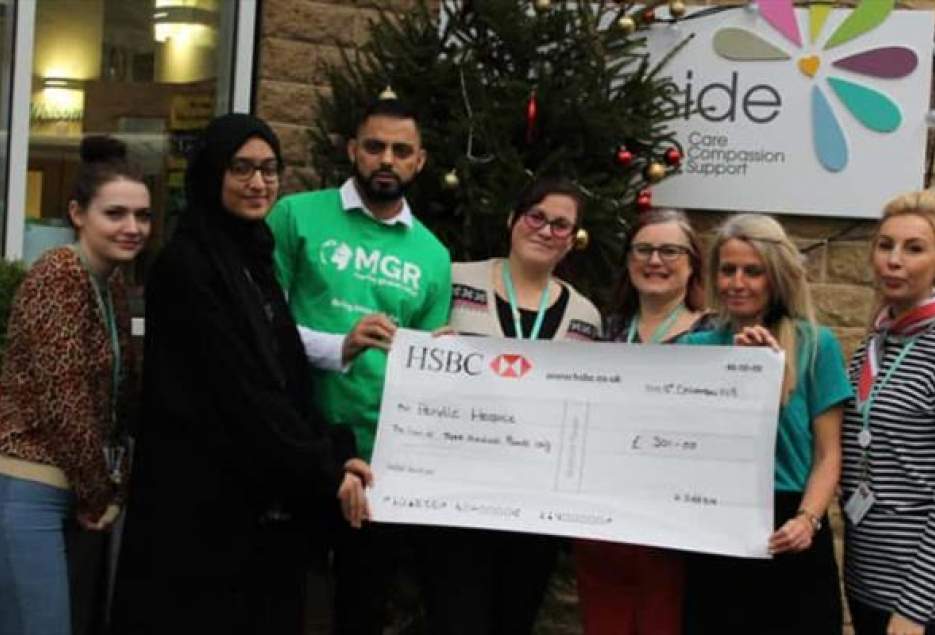 خیریه اسلامی انگلیسی در جشن کریسمس به یک بیمارستان کمک مالی اهدا کرد