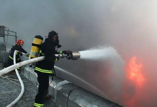 اطفاء حریق کارگاه شارژ سلیندرهای گاز مایع با تلاش 50 آتش نشان