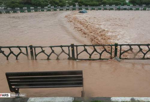 جاری شدن سیلاب در رودخانه قم