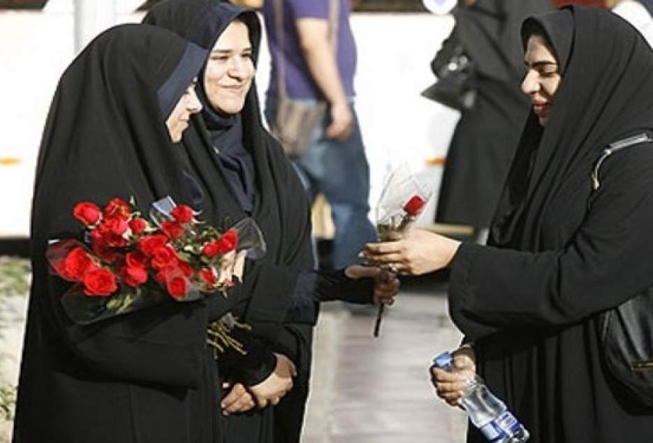 اهدای گل به بانوان توسط گروه‌های امر به معروف خواهران  