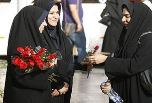 اهدای گل به بانوان توسط گروه‌های امر به معروف خواهران  