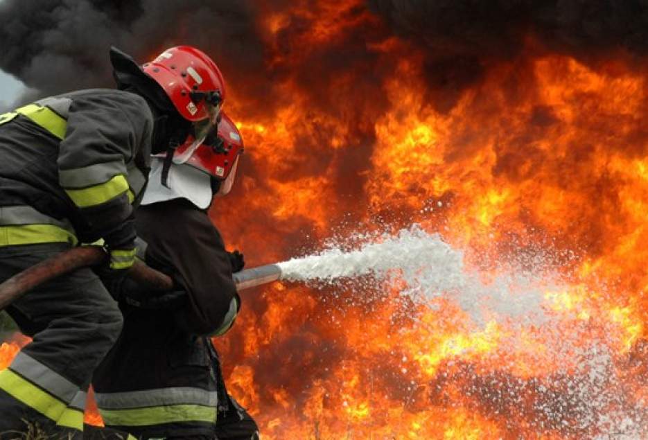 آتش سوزی گسترده در بازار کهنه قم/7 آتش نشان مصدوم شدند