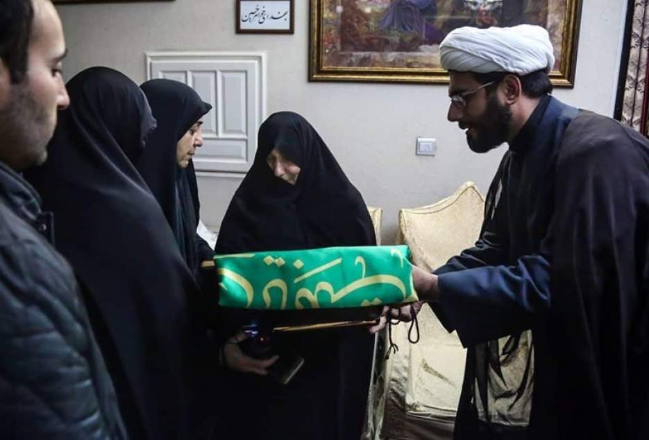 پرچم حرم حضرت معصومه(س) به همسر شهید سلیمانی اهدا شد