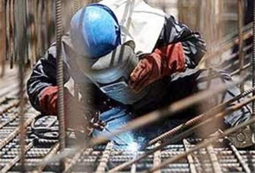 کارگران ساختمانی قم شناسنامه‌دار می‌شوند