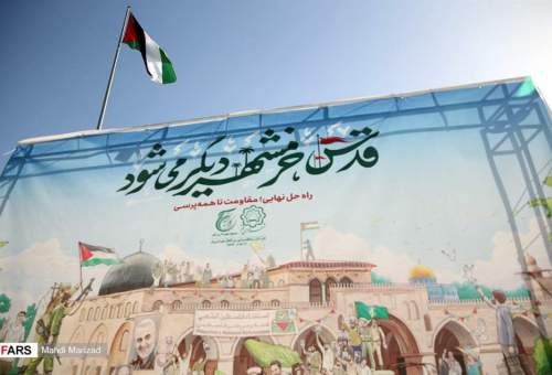 اهتزاز پرچم بزرگ فلسطین در قم به مناسبت روز قدس
