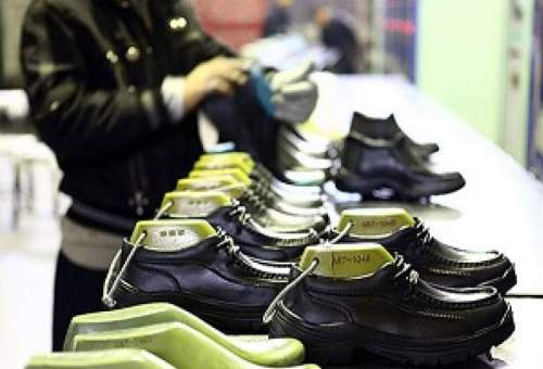 چین و ترکیه رقیب اصلی صنعت کفش قم/صادرات ۸۰ درصد تولیدات کفش و دمپایی استان قم