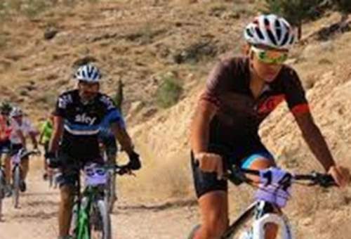 رقابت رکاب‌زنان قم برای جایزه بزرگ دوچرخه‌سواری ایران