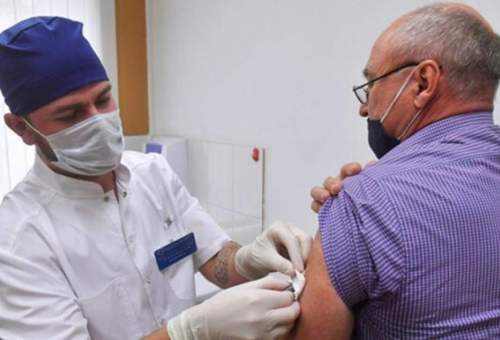 واکسیناسیون کرونای سالمندان قمی آغاز شد