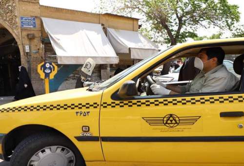انجام بیمه تکمیلی رانندگان تاکسی قم برای نخستین بار /۱۳۰۰ راننده بیمه شدند