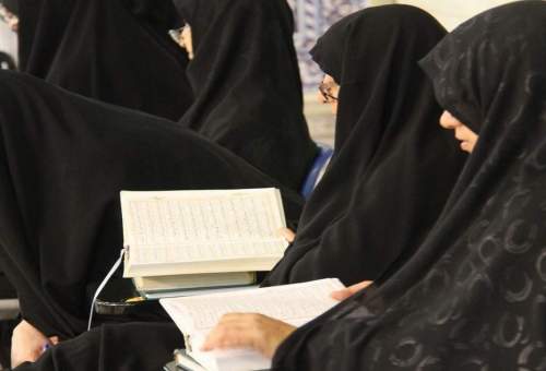 بیش از ۱۰۰۰ خواهر در دوره‌های مرکز قرآن و حدیث حرم ثبت نام کردند