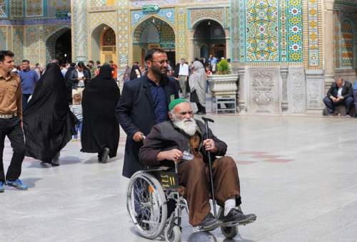 ۹۰۰ ویلچرران به زائران سالمند حرم حضرت معصومه(س) خدمت افتخاری می‌کنند