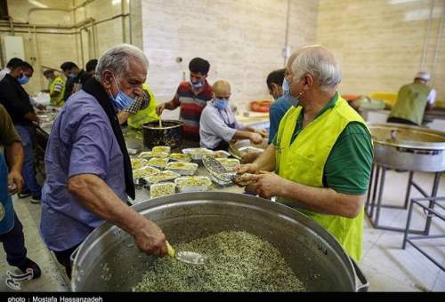 ۲۰۰ هزار پرس غذای گرم با همکاری خیرین میان محرومین قمی توزیع شد