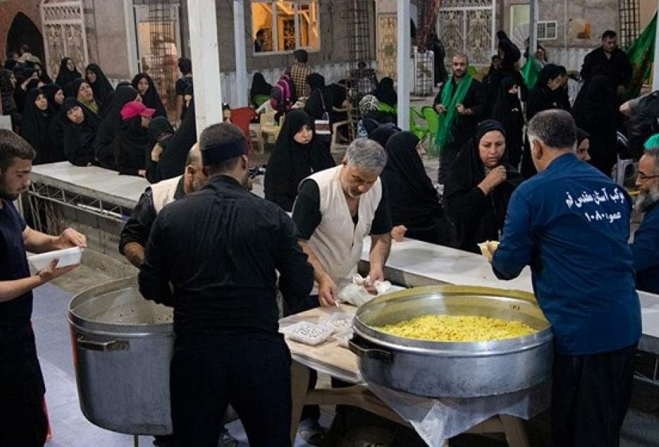 پخت و توزیع روزانه بیش از ۱۸ هزار غذای تبرکی حضرتی میان زائران اربعین