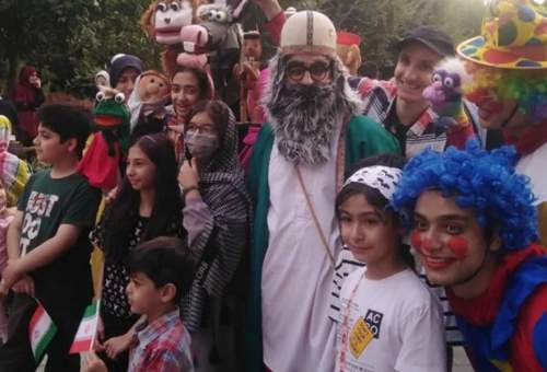 شادپیمایی کودکان همراه شخصیت‌های نمایشی در بوستان علوی قم