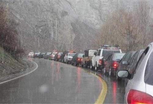 تمامی جاده های استان قم با وجود بارش برف و باران باز است