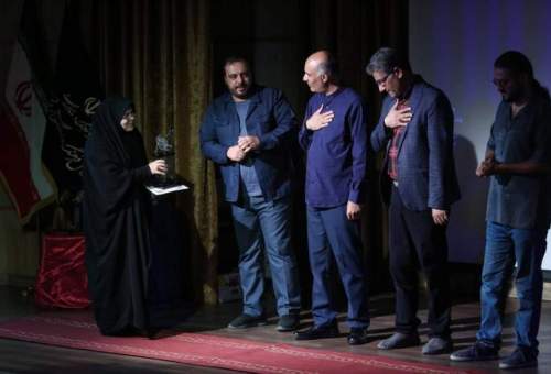 برگزیدگان دومین آیین مهر سینمای ایران در قم تجلیل شدند.