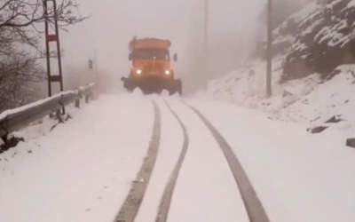 فیلم: بارش برف و برف‌روبی در محورهای مواصلاتی قم