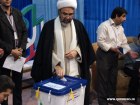 حجت الاسلام و المسلمین موسی پور رای خود را به صندوق می‌اندازد