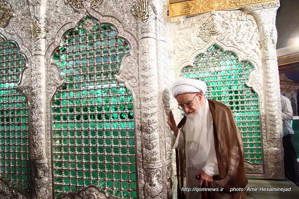 وداع آیت الله العظمی صافی گلپایگانی و آیت الله العظمی مکارم شیرازی با ضریح امام حسین(ع)