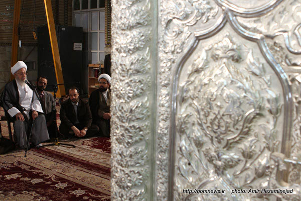 وداع آیت الله العظمی صافی گلپایگانی و آیت الله العظمی مکارم شیرازی با ضریح امام حسین(ع)
